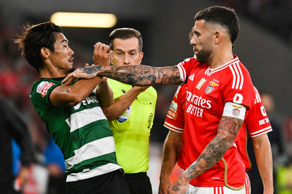 ActuFoot_'s tweet image. 90+3' ⏱️ Benfica  0-1  Sporting
90+4' ⚽️ BUT DU BENFICA (1-1)
90+7' ⚽️ BUT DU BENFICA (2-1)

𝗟𝗘 𝗕𝗘𝗡𝗙𝗜𝗖𝗔 𝗥𝗘𝗠𝗣𝗢𝗥𝗧𝗘 𝗟𝗘 𝗖𝗛𝗢𝗖 𝗙𝗔𝗖𝗘 𝗔𝗨 𝗦𝗣𝗢𝗥𝗧𝗜𝗡𝗚 ! ❤️🤍

Les Lisboètes arrachent la victoire au bout du temps additionnel après avoir été menés jusqu'à la…