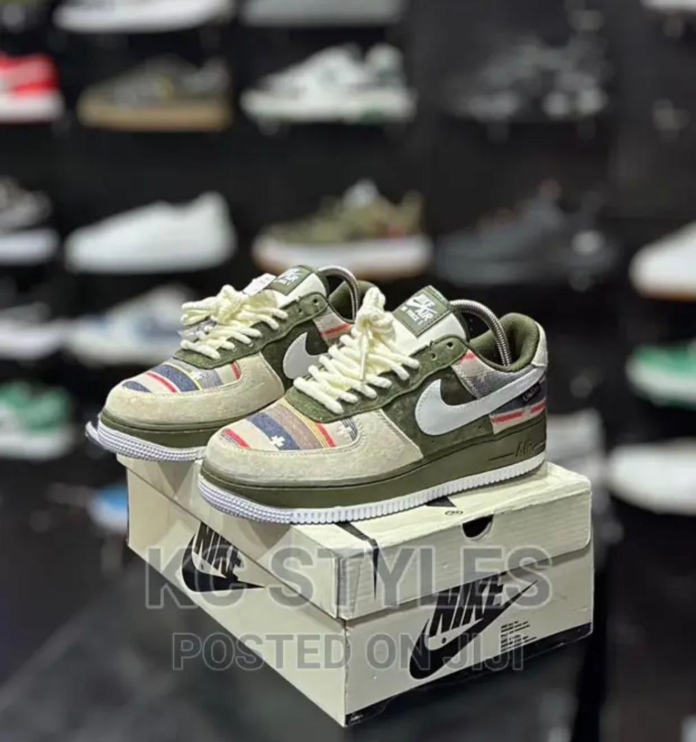 Air Force One disponible à 18000f la famille. 
Pointure 40/45
 Je donnerai une paire au hasard parmi les retweet.