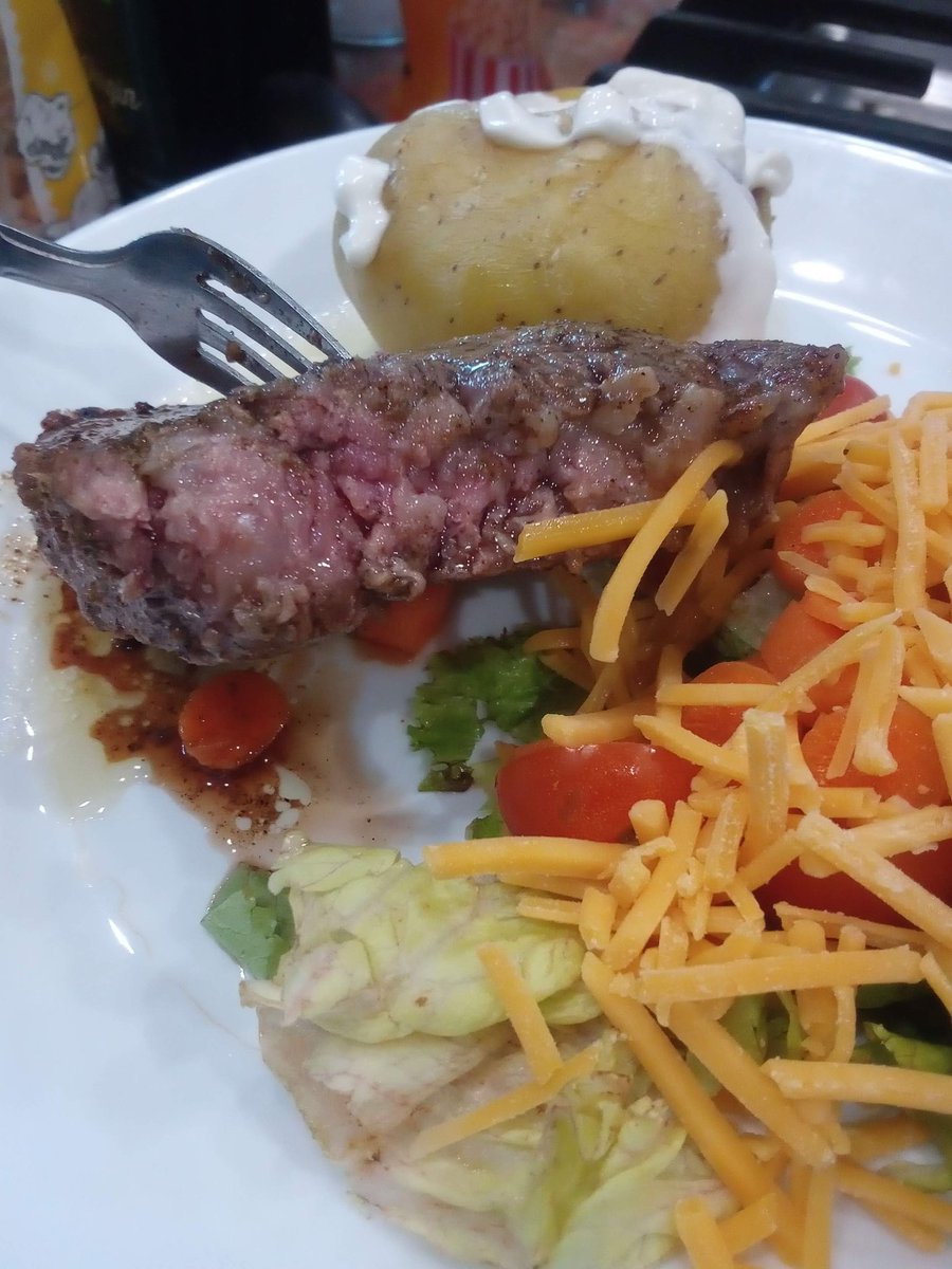MakingFoodUp's tweet photo. Because I got this steak on discount it tastes a whole lot better. Yum. #yummy #dinner #steak meat and potatoes again. https://t.co/2I2jH7DgVV