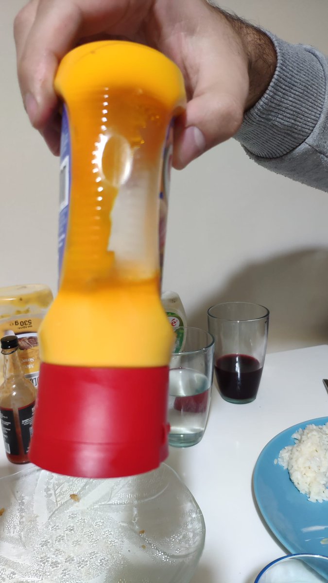 Mryamaner's tweet photo. @Calve_TR merhaba. Cheddar sosda bir garplik var. Açtıktan sonra herzdmanki gibi buzfolabinda muhafaza ettim ama garip goruntu aldı. Herhangi bir tavsiyeniz var mı ? Bu durum normal mi ? https://t.co/YPc4Pc9kfy