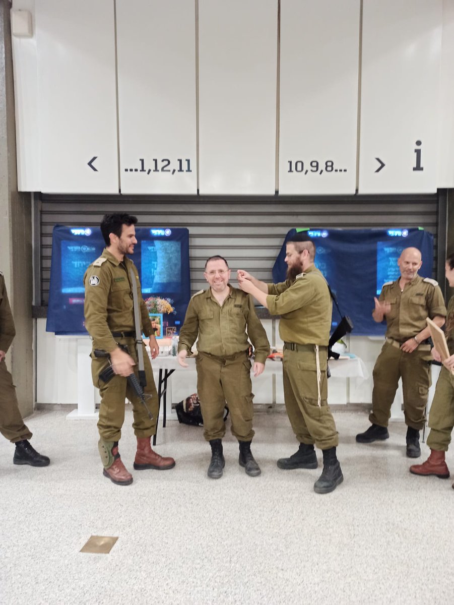 yr59661844's tweet photo. הענקת דרגות https://t.co/CUVL4EXzSl
