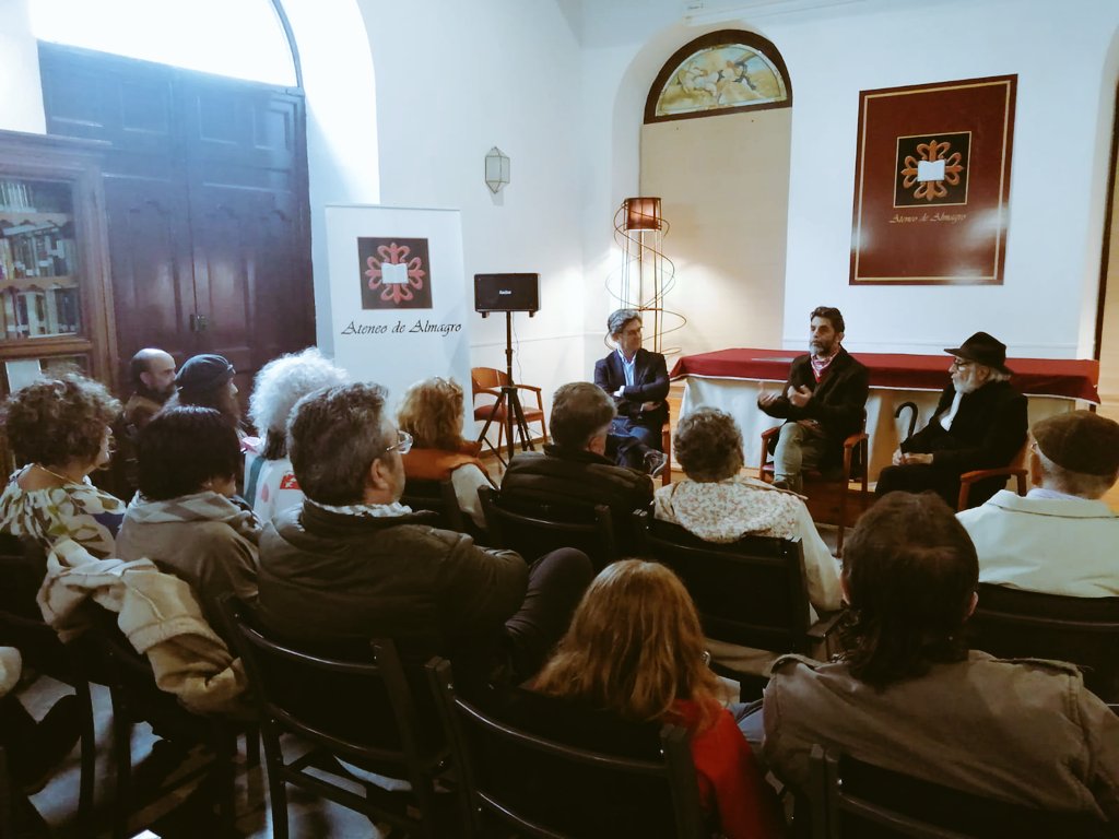 TryoTeatroBanda's tweet photo. Hoy  por primera vez se leyó en público el MANIFIESTO JUGLAR, obra en verso de Francisco Sánchez , en el Ateneo de Almagro, España, en compañía de José Antonio Prieto, su director, Luis Molina, fundador del Centro Latinoamericano de Creación e Investigación Teatral CELCIT https://t.co/wREoQsNfBX