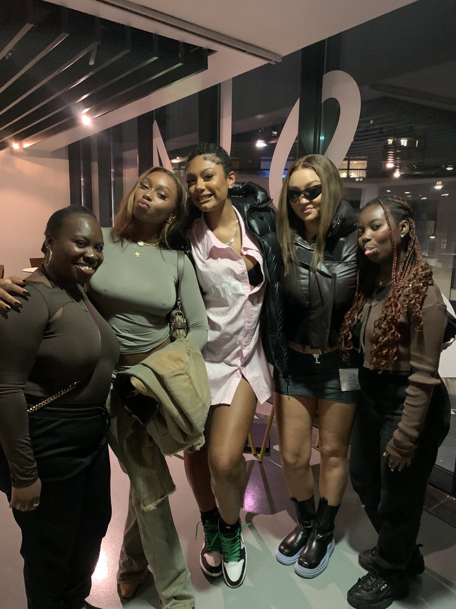 futurewestside's tweet image. NOT ME AND MY SIS MEETING @flolikethis AT VICTORIA MONET’S CONCERT SKSKSJHK