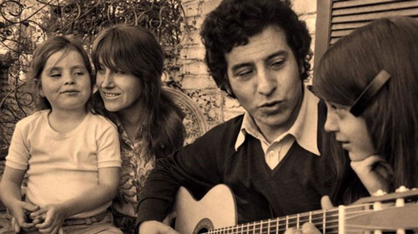 Gracias por tanto querida Joan Turner.
Como la memoria puede hacerle travesuras al tiempo, seguro uno se queda con imágenes como estas, con Víctor, con Manuela y Amanda.
Cuanta dignidad y cuenta creación nos regalo en su larga y fecunda vida.
🌻