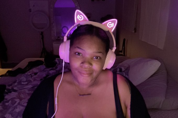 1 pic. gamer girl in the making https://t.co/wgm24Tn5S1