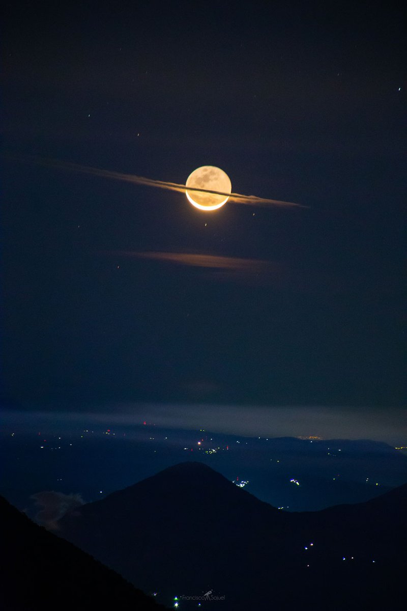 The Moon dressed as Saturn. 

📸 Francisco Sojuel