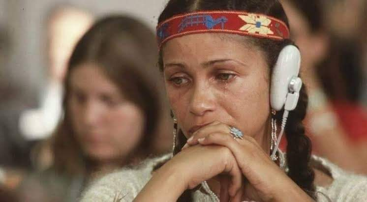 #الصورة تعود لفتاة من الهنود الحمر تبكي في مؤتمر جنيف عام 1988 أثناء الحديث عن جريمة تعقيم آلاف الهنديات من قبل الإدارة الأمريكية دون علمهن وذلك للحد من نسل الهنود الحمر،
وليست هذه الجريمة وحدها التي ارتكبوها، حيث أن المستوطنين البريطانيين أهدو الهنود الحمر بطانيات كمبادرة طيبة