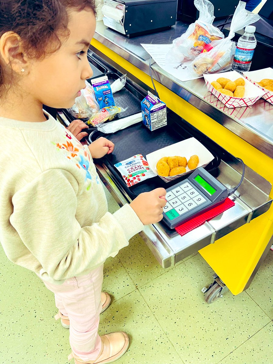 MrBarnett_MECC's tweet photo. @NutritionMCS serves up #MoreThanMeals ! Our MECC diners practice entering their lunch #’s🔢 by 💚! Lots of 😊s in our Comet Cafe💫 as lunch buyers get a special treat at transaction!🍦 💯 #COMETment 🙌🏻 2 a #MECCtacular ✳️ dining experience! @MrsBly_MECC https://t.co/fxFsLbWrqU