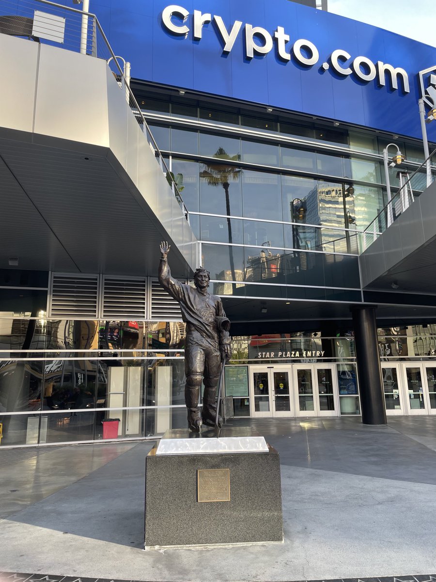 Even if you knew very little about ice hockey, like me, you could tell when  you watched Wayne Gretzky play that you were in the presence of genius.  Lovely to see this