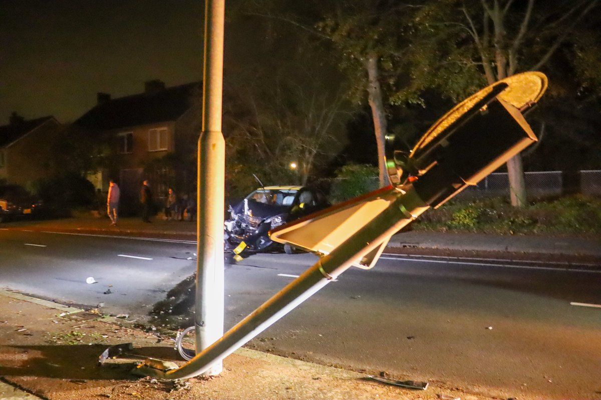 JeltePoppe's tweet photo. #Walcherseweg #Middelburg: In de nacht van zondag op maandag is een auto zwaar beschadigd geraakt na een eenzijdig ongeval. Bij het ongeval raakte ook lantaarnpaal en een andere paal beschadigd. De zwaar beschadigde auto is geborgen. Ook moest het wegdek worden gereinigd van olie https://t.co/kTeT9wmRu1