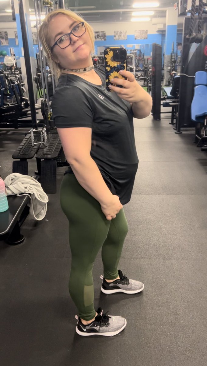 Bree124's tweet photo. Jus a lil shameless gym selfieeee 💪 working out is my therapy #strengthtrainig #theapy #pushyourself #postpartumbody https://t.co/eiN15NG8V5
