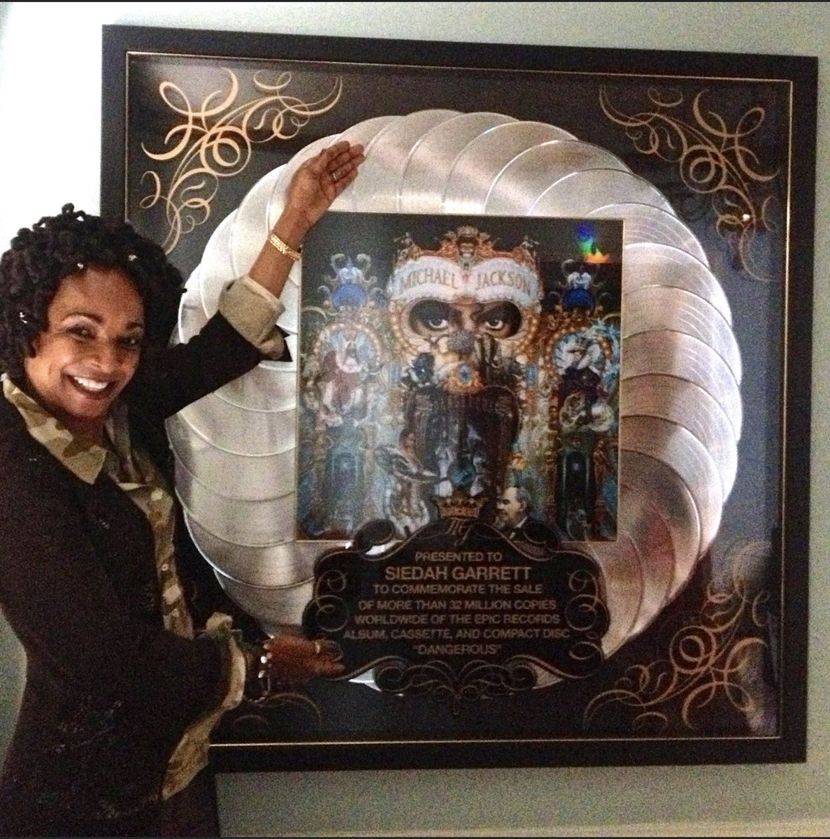 SIEDAHGARRETT's tweet image. Another #MichaelJackson milestone, his album “Dangerous”, which includes the song “Keep The Faith” co-written by me, @GlenBallard &amp;amp; MJ, has now surpassed one billion streams. MJ’s music is forever!

#mj #kingofpop #mjfam #mjjcommunity #moonwalker #mjkingofpop #streams #songwriter