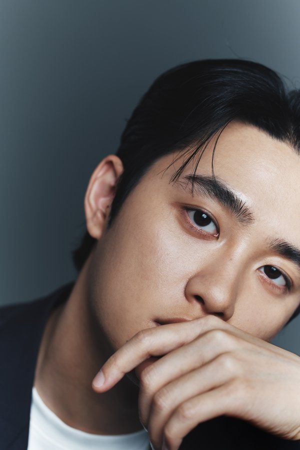 DohKyungsooINA's tweet photo. [UPDATE] 231112 Artikel update with #DohKyungSoo 

Doh Kyungsoo berperan sebagai 'penjahat' untuk pertama kalinya dalam hidupnya... Transformasi luar biasa dalam blockbuster 35 miliar 'Sculpture City'

Drama ini mengisahkan balas dendam berdarah di mana seorang pria yang menjalani kehidupan biasa tiba-tiba kembali dari neraka dan jatuh ke dalam jurang ketika hidupnya dimanipulasi sepenuhnya, disutradarai oleh Kim Chang-joo. Do Kyung-soo berperan sebagai seorang desainer yang menciptakan neraka nyata dengan membentuk kehidupan masyarakat, mengambil peran jahat untuk pertama kalinya sejak debutnya. 

📎https://t.co/Ts9eliL444
© EDaily 

#도경수 #디오 #DohKyungSoo #DO (D.O.) #都暻秀 #ドギョンス #컴퍼니수수 #companysoosoo @companysoosoo_ -🌼-