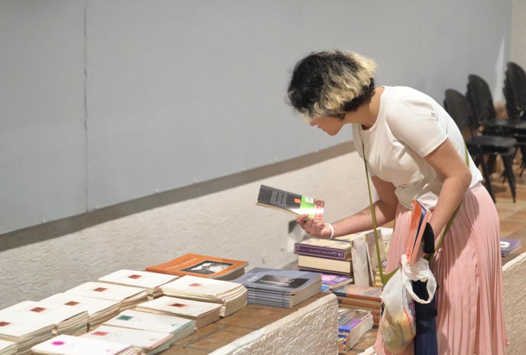 SECVERoficial's tweet photo. El #DíaNacionalDelLibro está por concluir pero en la #LibreríaIVEC lo celebraremos todo el mes con un remate de títulos de la #EditorialIVEC y un tendedero de poemas que podrás llevar a casa.
¡Visítala!
🗓️Miércoles a domingo
🕚11:00 a 19:00 horas https://t.co/ONTCwuMUUQ