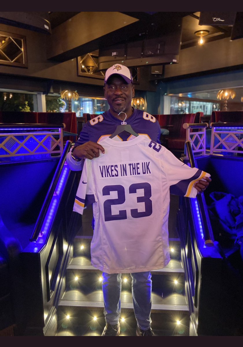Big thanks to ALL the UK fans for coming out tonight to watch our @Vikings Beat the Saints! Thank you ALL for joining me!  @UKVikings @UKVikingsFans and Box Deansgate! BIG thanks to our team for WINNING! #skol I had a blast! #ilovemanchester #uk #ibleedpurple