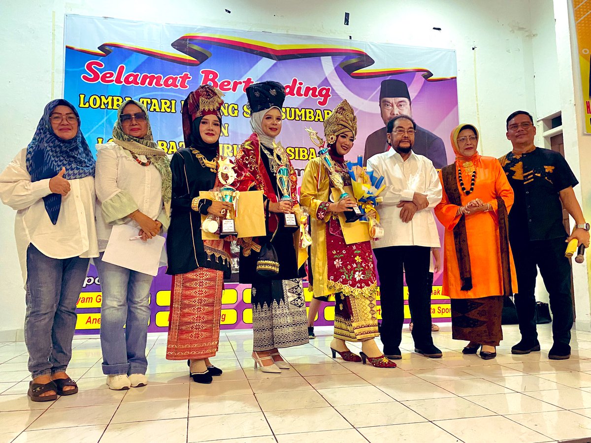 tachi_ade's tweet photo. ikut memeriahkan acara 🤗
setelah sekian lama mamak tidak pernah ikutan fashion show so kaku kayak kanebo 🤣
its ok 🥈 😘 https://t.co/aIy790ZEil