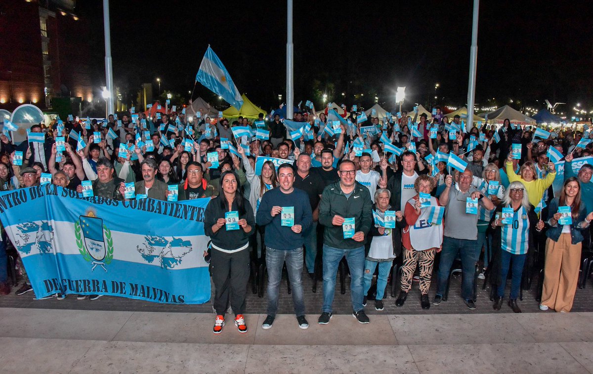 luisvivona's tweet photo. 🇦🇷 • En #MalvinasArgentinas, junto a Leo, Noe, y familias del distrito, ya estamos acompañando a Sergio Massa en el #DebatePresidencial. 

#MassaPresidente 🗳️ https://t.co/GUvX3QYlkc