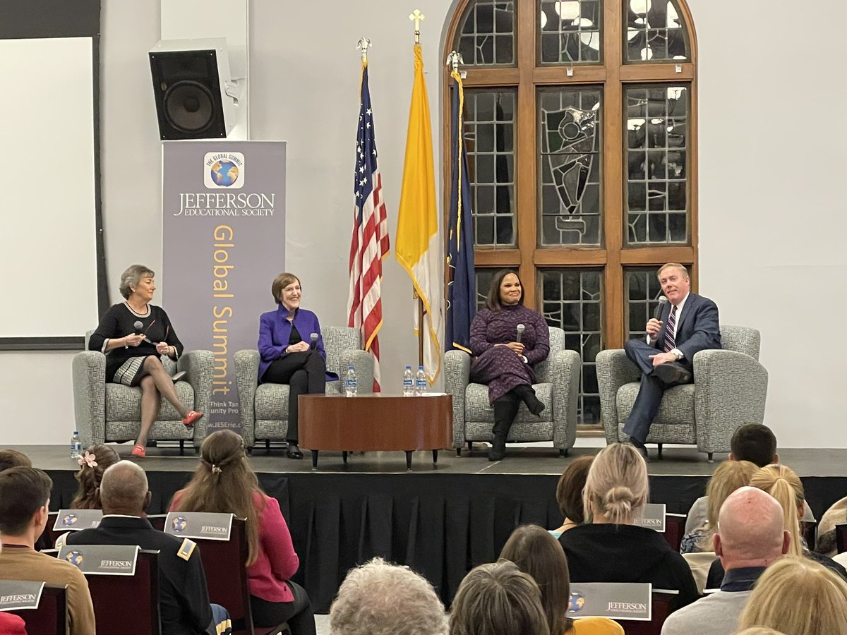 The Road to the White House and the State of Media at the @JeffersonErie #GlobalSummitXV: @ladamswicu, @ktumulty, @thelauracoates and Steve Scully. #ErieLive