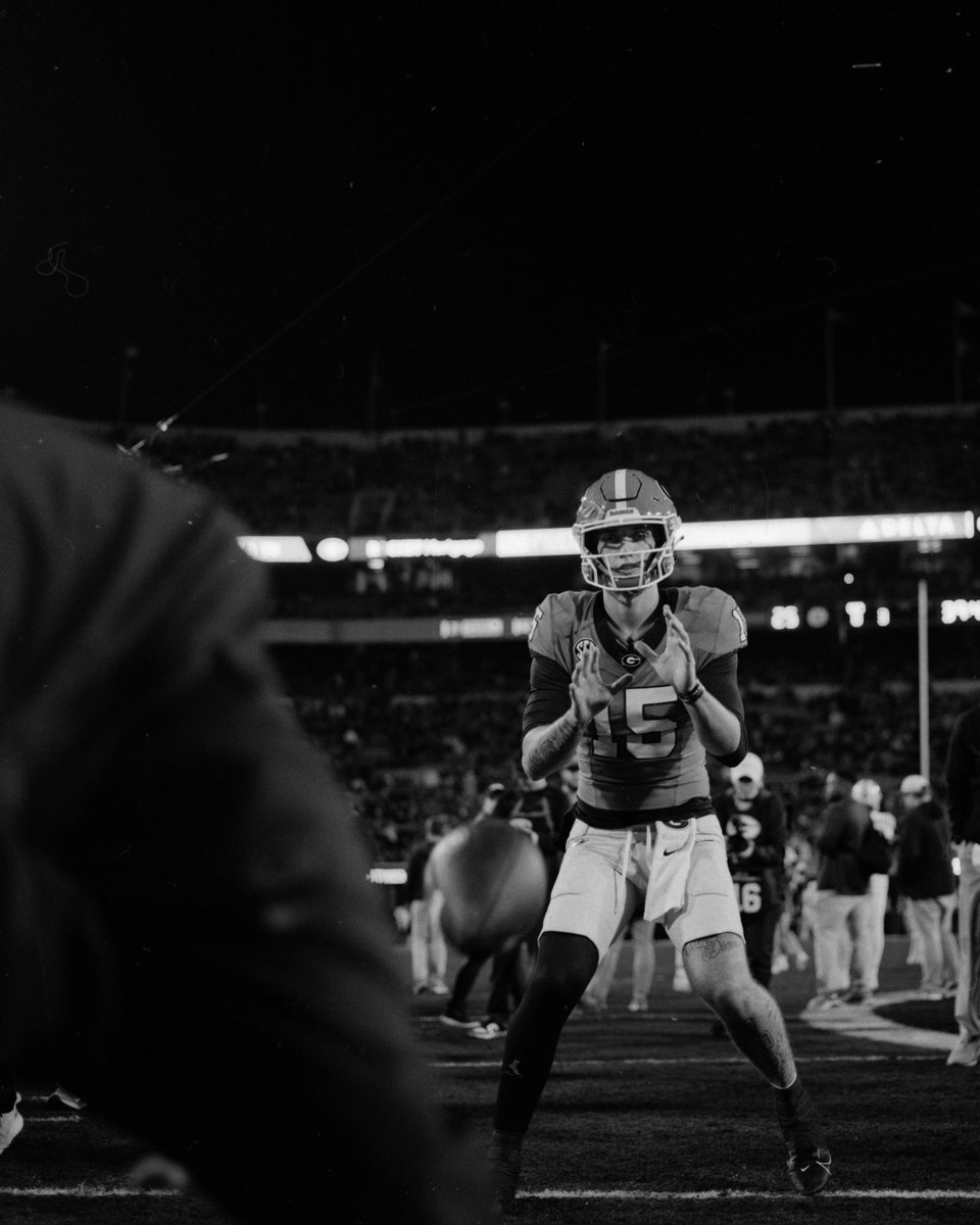GeorgiaFootball's tweet photo. 📸: 𝒰𝓃𝒹𝑒𝓇 𝓉𝒽𝑒 𝓁𝒾𝑔𝒽𝓉𝓈 https://t.co/MV7cu052Vz