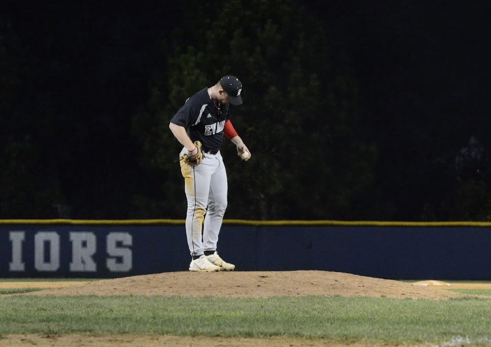 A few Evans Knights, including myself, will be signing tomorrow night at 6:00pm in the EHS Media Center. Come out to show your love and support!! 
<a href="/EHS_base_ball/">Evans High School Baseball</a> <a href="/knoxshepp7/">Knox Sheppard</a>