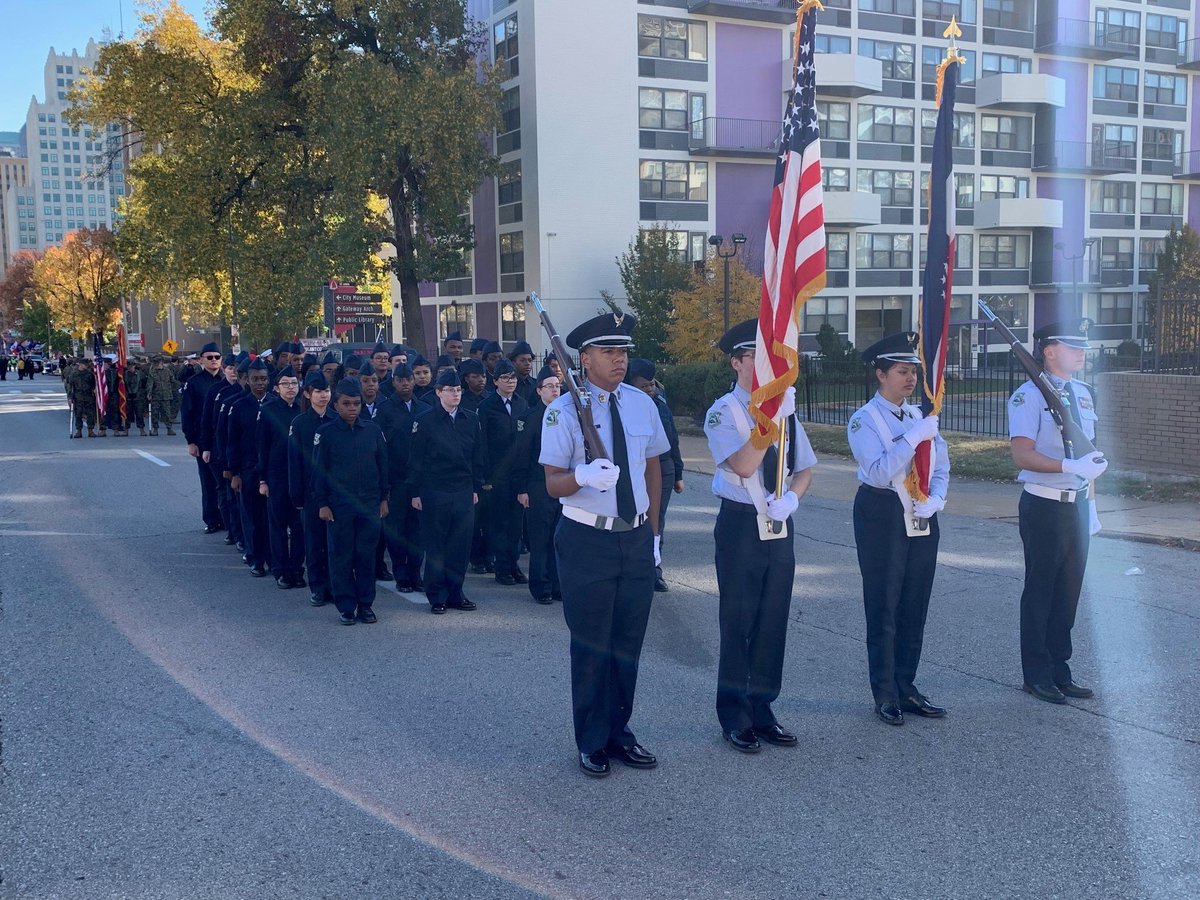 A huge shout out to the 42 Gateway STEM JROTC cadets who showed up to march in the St Louis Veteran’s Day Parade.   Despite the early Saturday morning and cooler temperatures, these awesome cadets proudly represented the Air Force and their school as they marched! 🫡