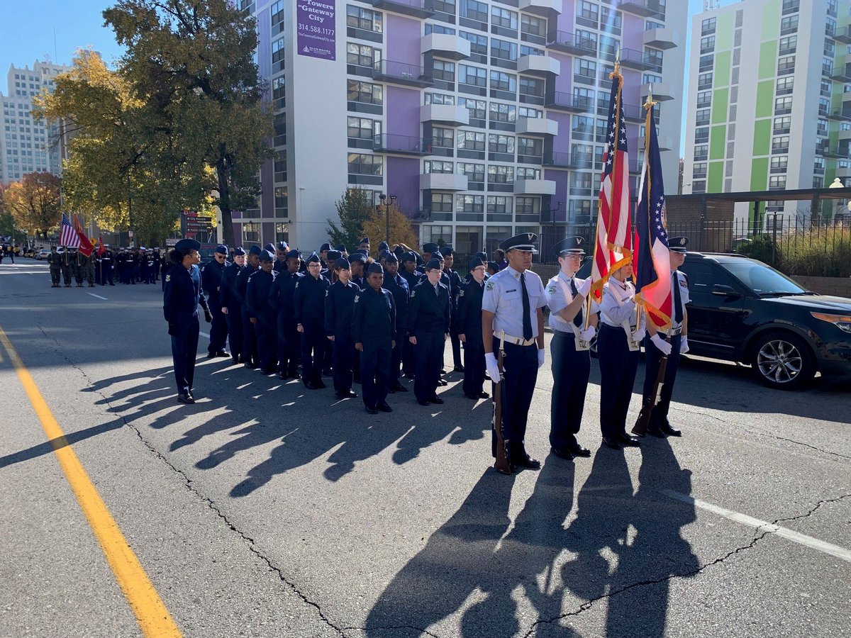 GatewaySTEM's tweet image. A huge shout out to the 42 Gateway STEM JROTC cadets who showed up to march in the St Louis Veteran’s Day Parade.   Despite the early Saturday morning and cooler temperatures, these awesome cadets proudly represented the Air Force and their school as they marched! 🫡