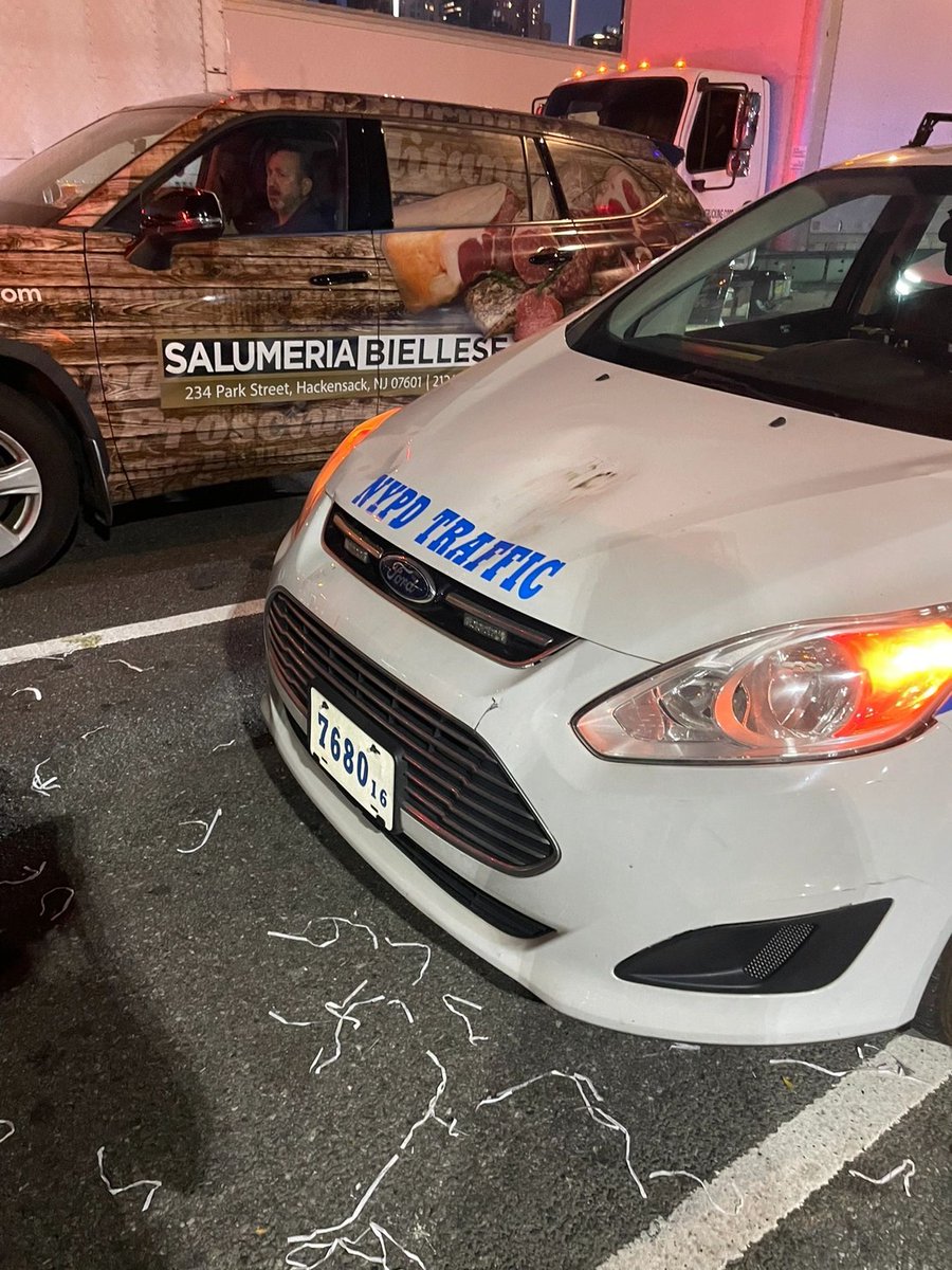 arrapot18's tweet image. This happened on a walk. A police car rear-ended a minivan #New York, USA #tailgate