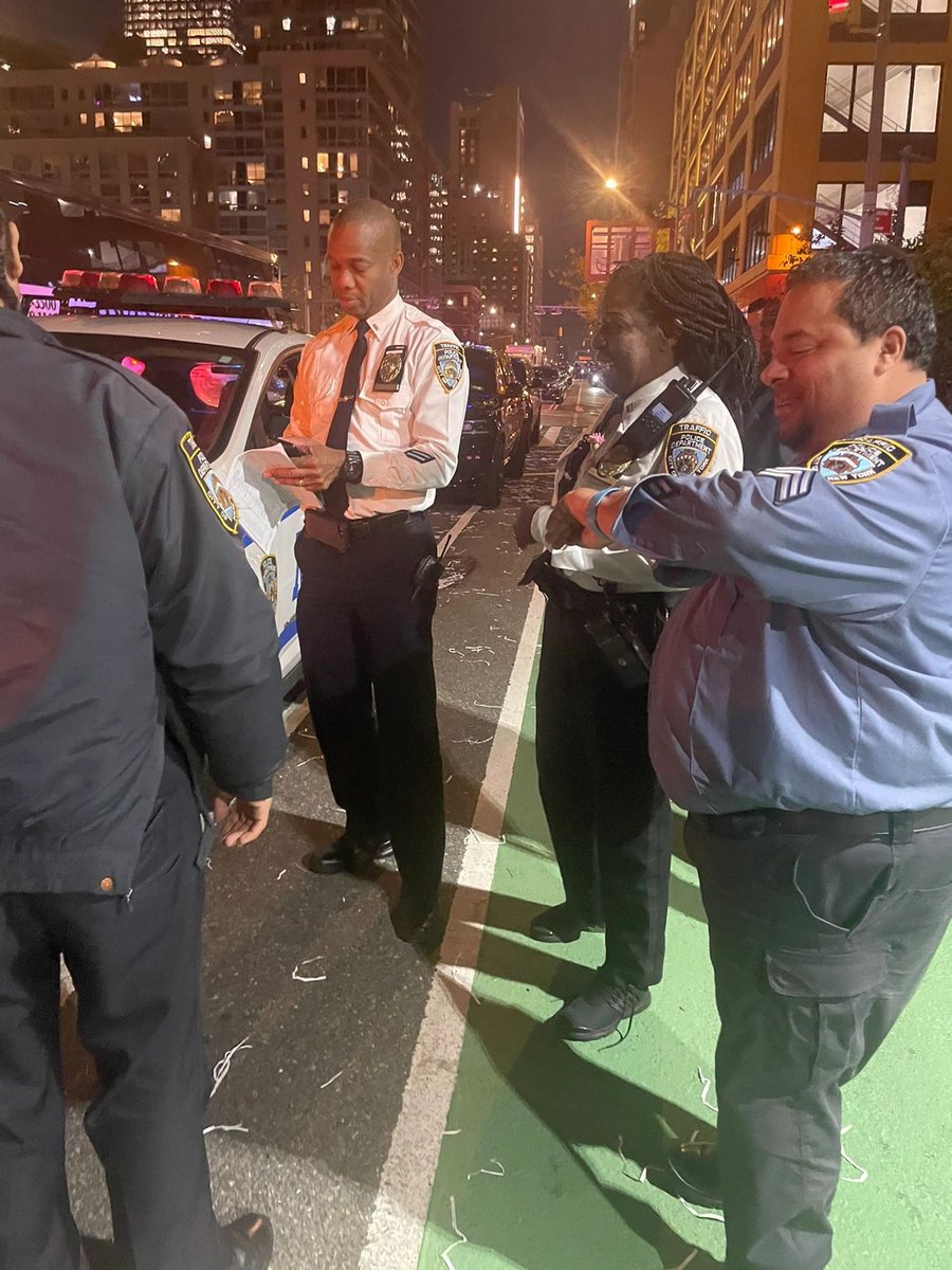 arrapot18's tweet image. This happened on a walk. A police car rear-ended a minivan #New York, USA #tailgate