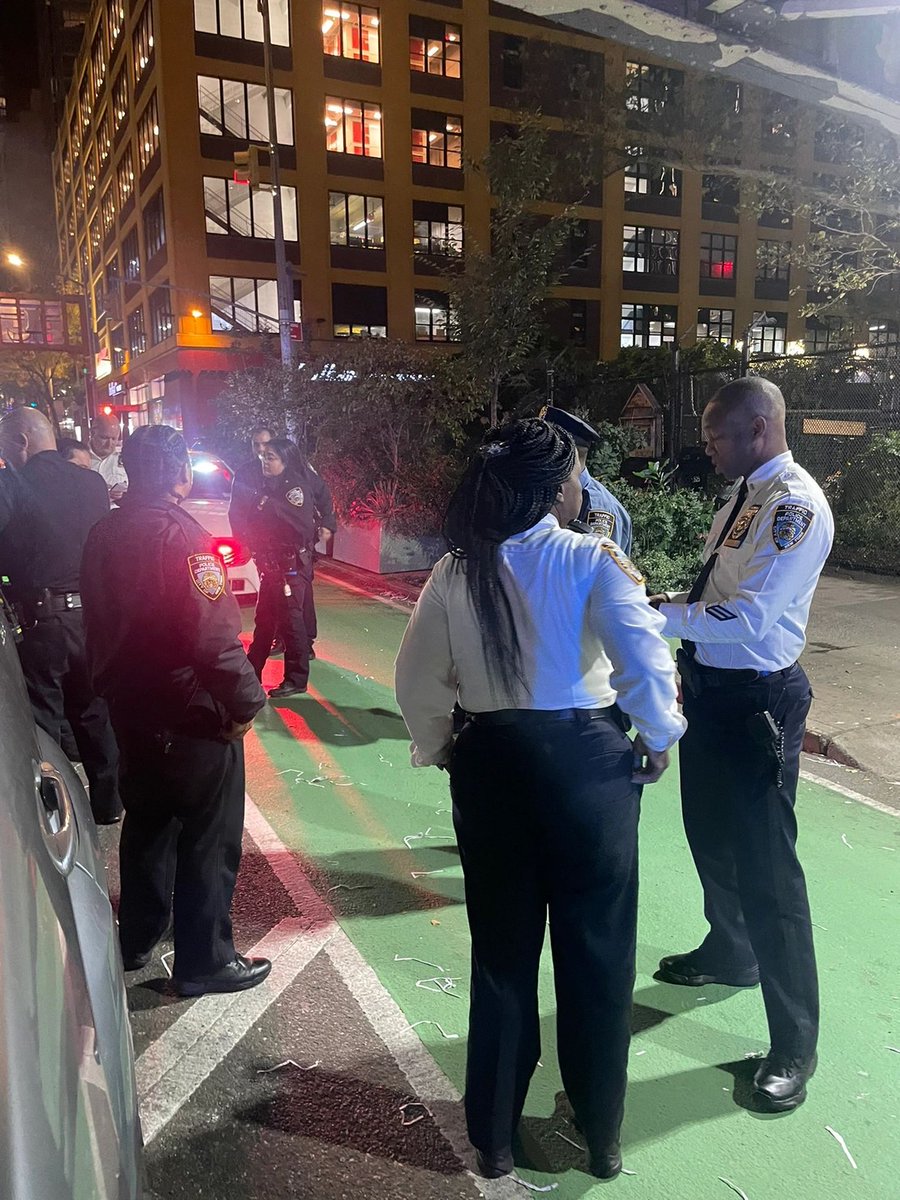 arrapot18's tweet image. This happened on a walk. A police car rear-ended a minivan #New York, USA #tailgate