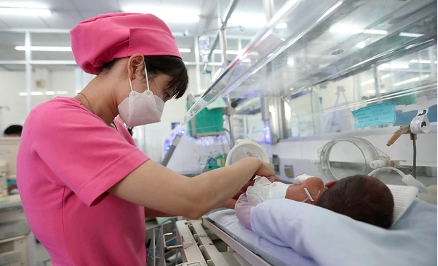 GunOC_vng's tweet photo. Việt Nam đang có chênh lệch mức sinh đáng kể giữa các vùng.

Mức sinh thấp kéo dài sẽ để lại nhiều hệ lụy như già hóa dân số nhanh, thiếu hụt lao động, ảnh hưởng an sinh xã hội... https://t.co/5gD3ToUYpj