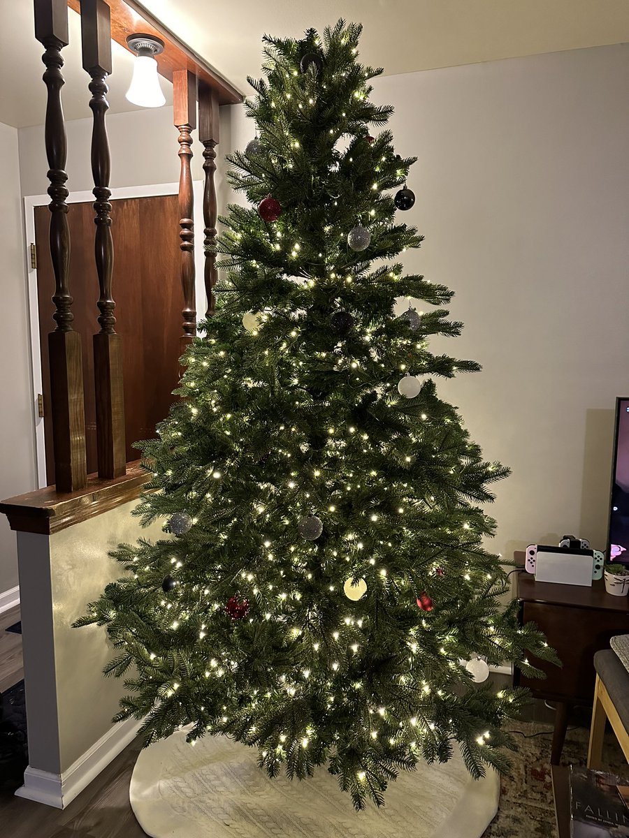 simplicity5708's tweet image. 🎄 (I’m not good at tree fluffing leave me alone)