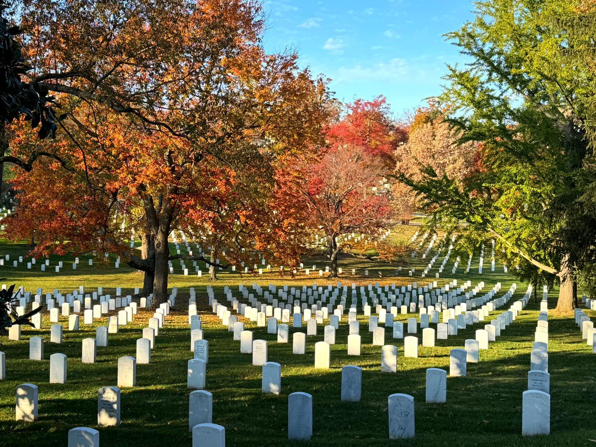 ↗️ Took this pic today while visiting the Arlington National Cemetery. Thank you all Vets for your service + sacrifice! ❤️🇺🇸 #SomeGaveAll #VeteransDay #Veterans #Vets #AllGaveSome #Love #ArlingtonNationalCemetery #ANC #ThankYouVeterans #ThankYou #Arlington #Virginia #VA #DMV #DC