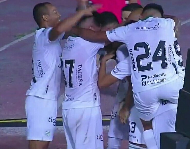 FutbolBolivia_'s tweet image. ORIENTE LOGRA UN VALIOSO TRIUNFO Y QUIERE ALEJARSE DEL DESCENSO

Oriente Petrolero 🟢⚪ 1x0 Aurora 🔵⚪

⚽Danco García

#DivisionProfesional🇧🇴  
#TodosContraTodos
#Fecha30