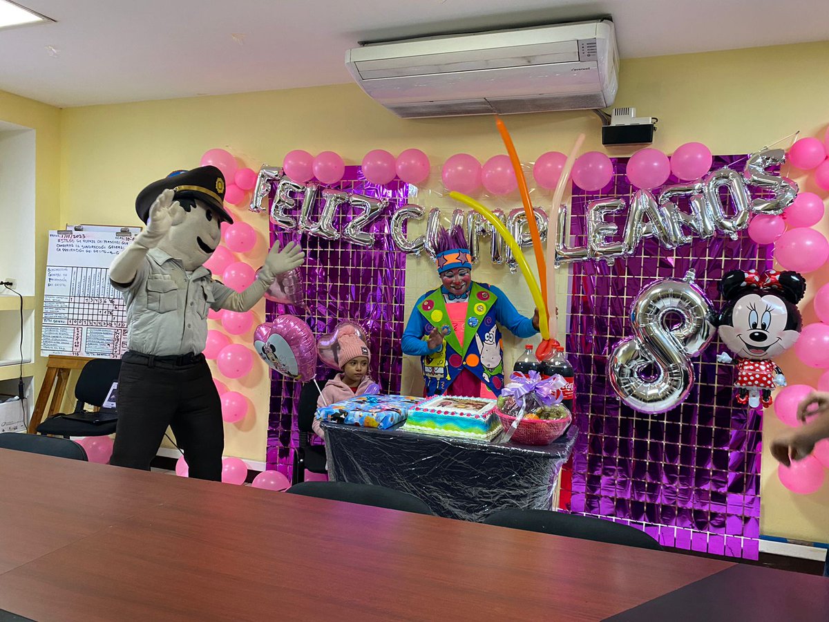 PNCdeGuatemala's tweet image. Policías de Prevención del delito y de la #DPPS, hacen posible que se le cumpla el sueño de Maibeli de León, quien hoy cumple 8 años, y su deseo fue celebrar su fiesta con la PNC.