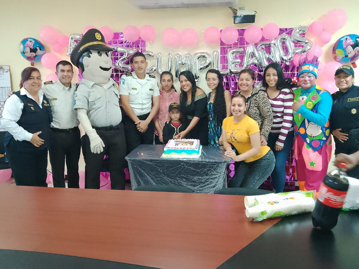 PNCdeGuatemala's tweet image. Policías de Prevención del delito y de la #DPPS, hacen posible que se le cumpla el sueño de Maibeli de León, quien hoy cumple 8 años, y su deseo fue celebrar su fiesta con la PNC.