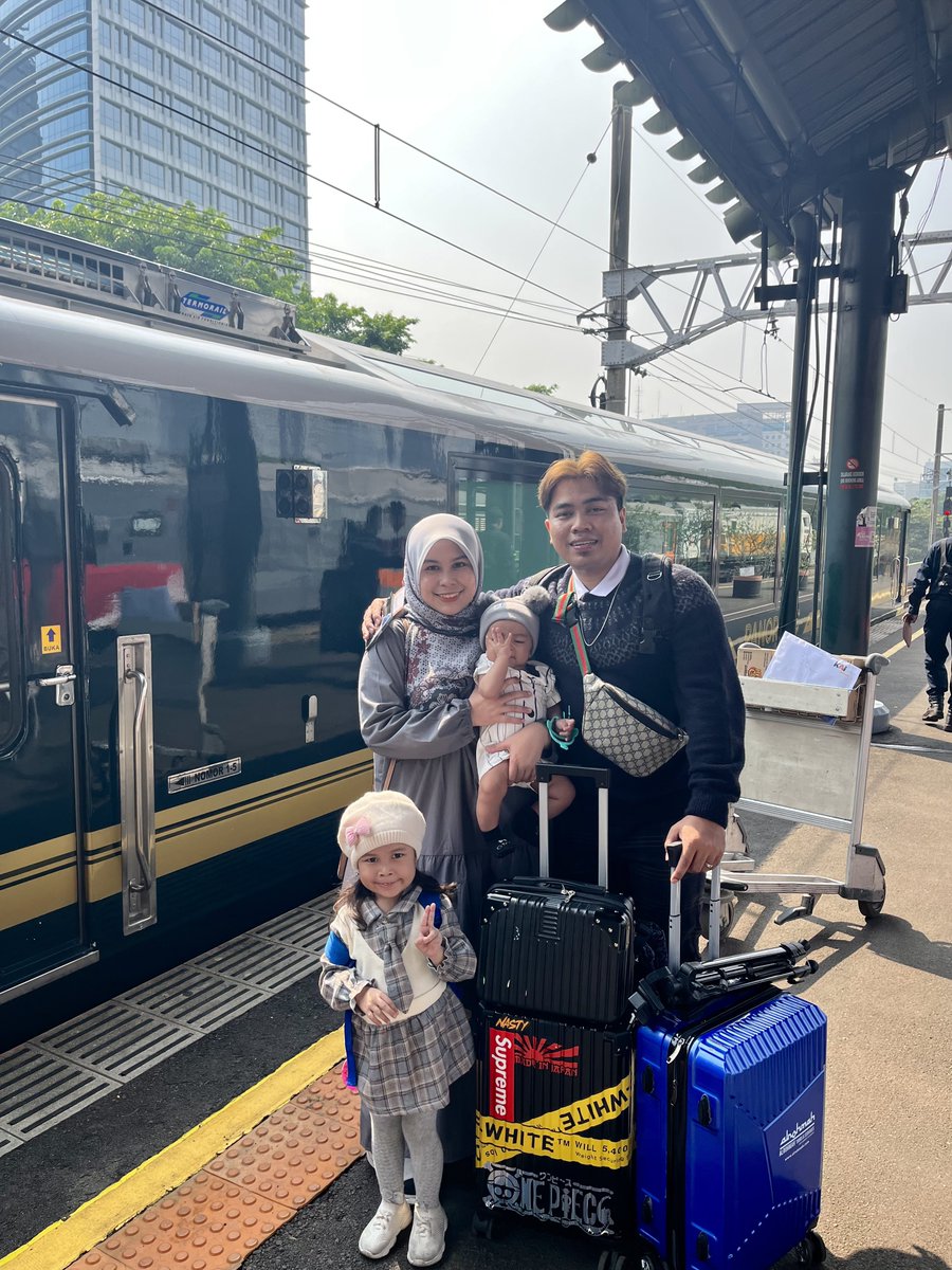 syeerayahaya's tweet photo. Vacation kalini penat lain macam sebab ni first time kitorg travel bawak baby &amp; toddler. Selama seminggu percutian, i perasan ada beberapa barang penting yg mommy daddy kena alert. Kalau tkde, boleh spoil mood bercuti 😩

A thread :- https://t.co/rHUfK8N9Oq