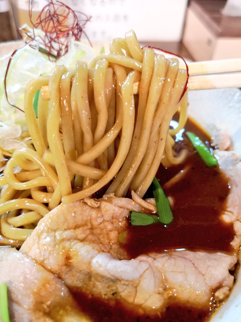 526morioka's tweet photo. 11月13日(月)🌥️【035】
今週もしんちゃんのスパイシー味噌900円
食べやすい、でもスパイシーな味噌ラーメン🎵
追い飯🍚ドボン‼️がオススメです。
#ラーメン
#煮干し屋SHINCHAN
#スパイシー味噌 https://t.co/hVwdrTChMW
