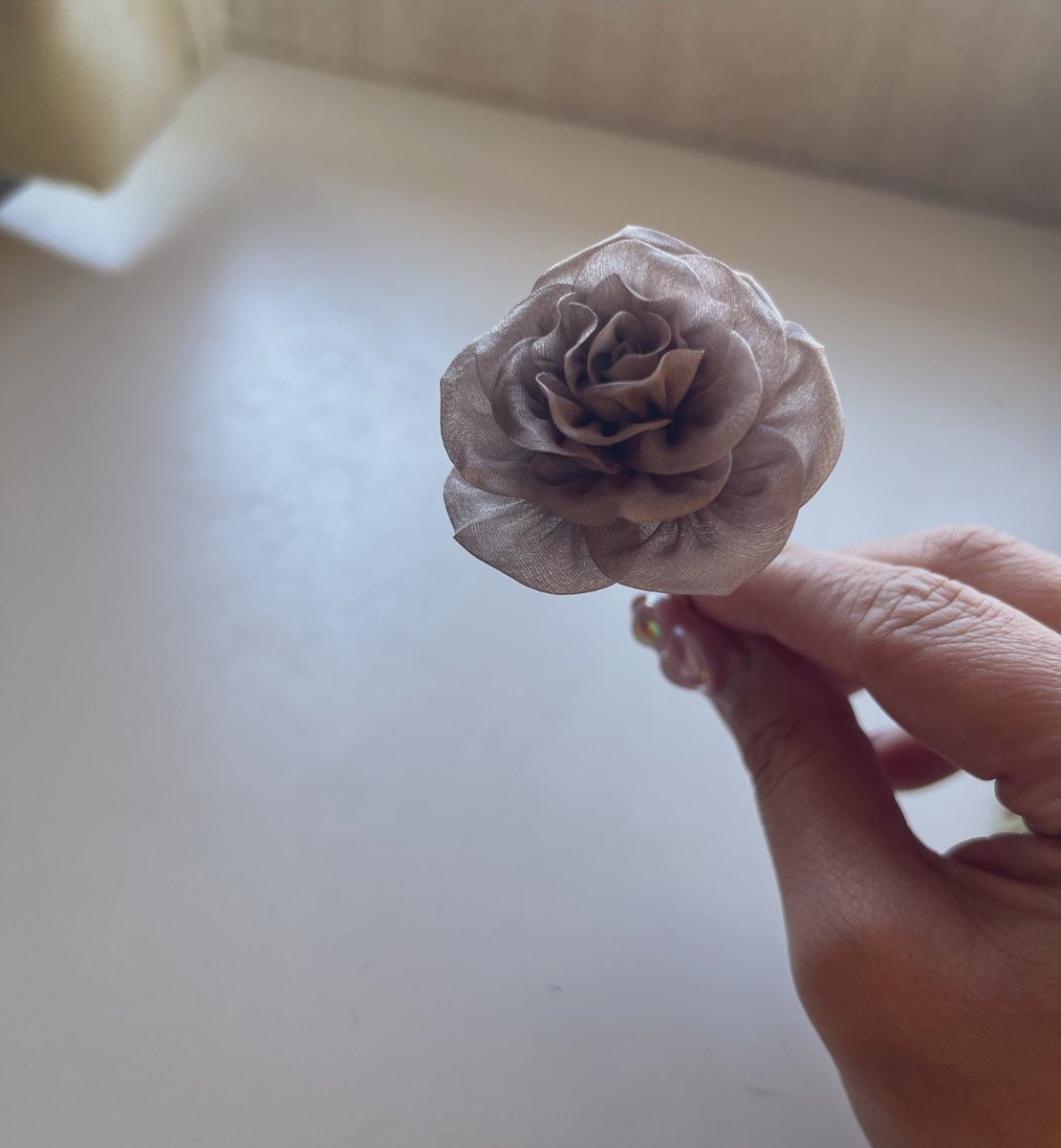 かわいい薔薇ができたのに撮影難しすぎて泣いてます

#つまみ細工