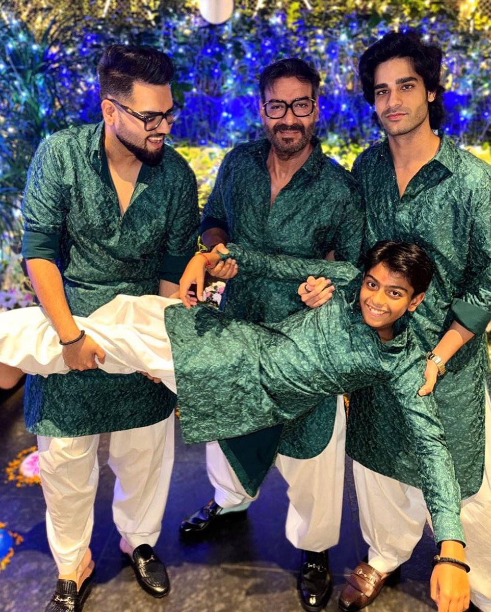 Kajol gives a glimpse of her Diwali celebrations with family 💕 

#ajaydevgan #ajaydevgnffilms #ajaydevgnfanclub #kajol #kajoldevgan #kajolmukherjee  #bollywood #bollywoodupdates #bollywoodnews #instagramalgorithm 

gujaratimidday.com/photo