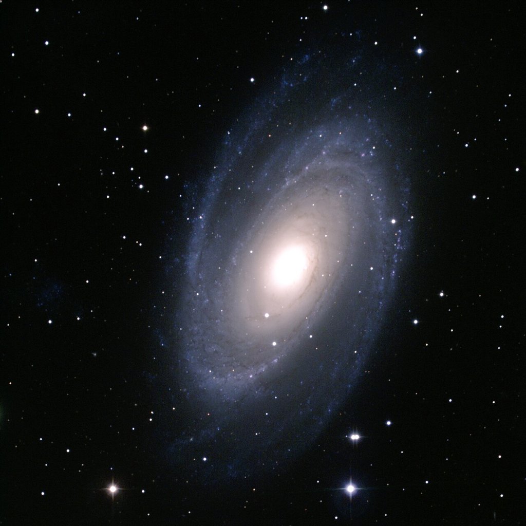 LeeAnneGibbon1's tweet image. Bode's Galaxy (NGC 3031) is a beautiful grand design spiral galaxy located about 12 million light years away in constellation Ursa Major.With a radius of 45,000 light years,this bright galaxy is a hot favourite amongst professional and amateur astronomers alike. #NGC3031 #NOIRLAB