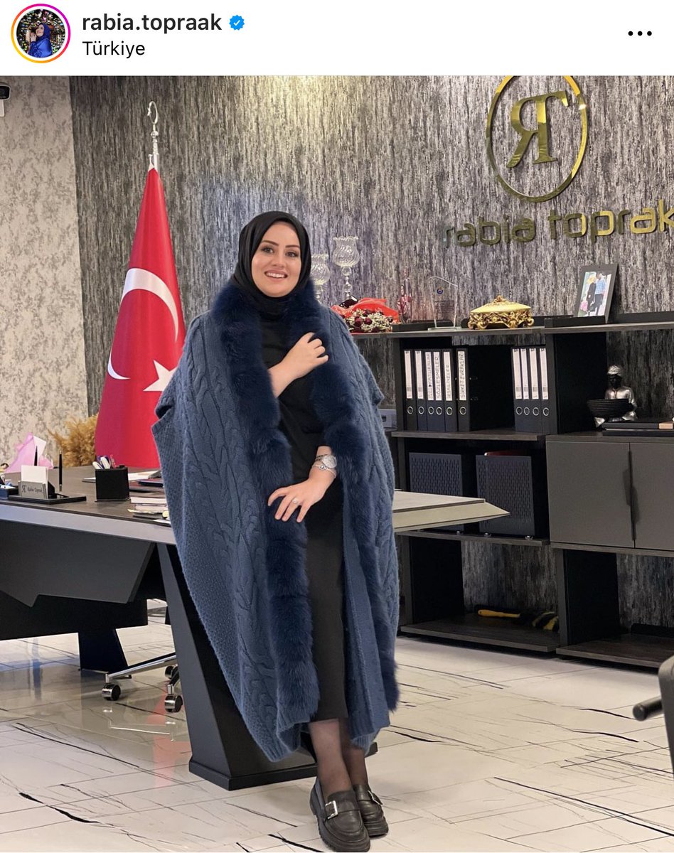 📌 Yeni bir Dilan Polat vakası daha... Kısa sürede 'başarı' öyküsü!

Bundan sadece 3 yıl önce, köy evinde ev hanımı olan ve malvarlığı bulunmayan Rabia Toprak adlı fenomen, Dilan Polat'tan sonra dikkatleri üzerine çekti!

2021 yılında Dubai ziyaretinden sonra büyük bir tekstil