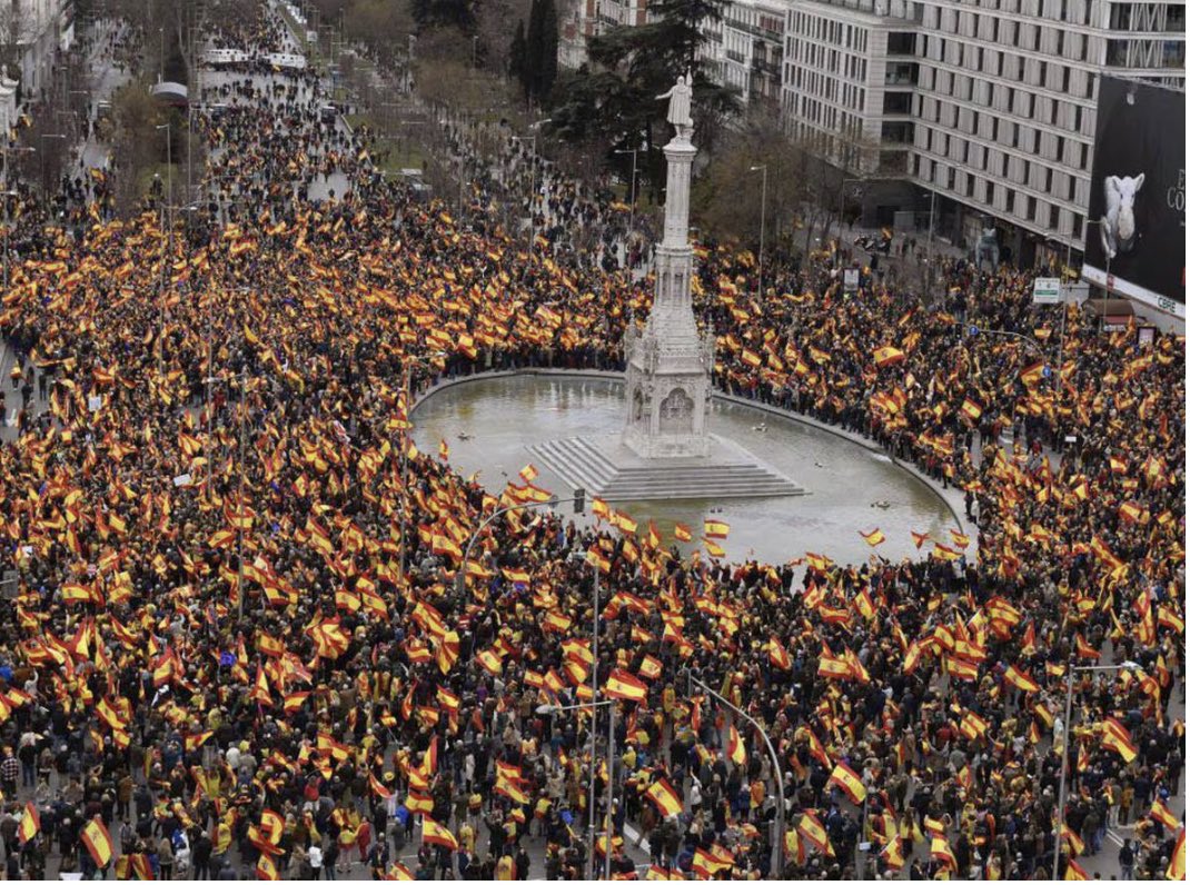 Esto si es un tsunami democratico. El siguiente paso es un clamor: HUELGA GENERAL