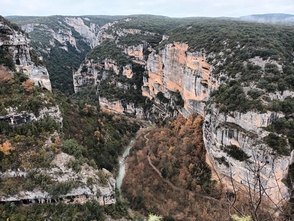 GeografosAragon's tweet photo. #Geoevento | ¿Sin planes para el 17-Diciembre? Convocamos la I #geoexcursion del @colegeografos de #Aragón al Cañón del Río Vero (Huesca) en una jornada única: el asoleo del #solsticio de invierno ¡Plazas limitadas! Más info y registro 👉 https://t.co/zSebrtwRFu 🏞️ #excursion https://t.co/1NcMhePHjq