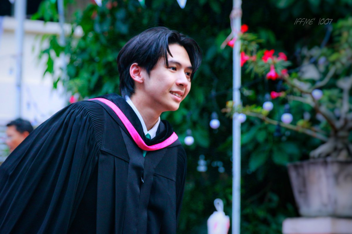 iffme1007's tweet photo. 231110 @BSittawee at Faculty of music, Silpakorn University
หน่องฟร้อนเรียนจบแล้วน้าาาา🎓🖖
#STWGraduation
#frontstw https://t.co/8NQWijAsSL