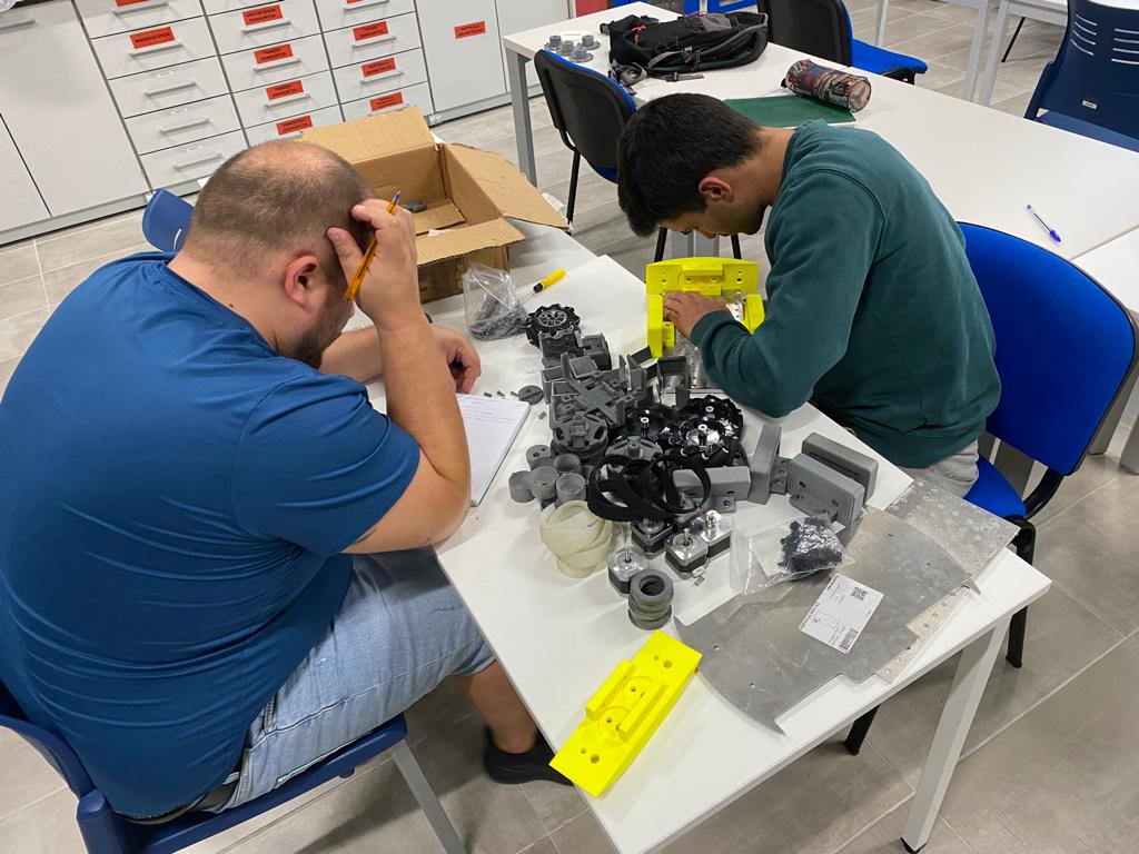 Miguel_Altuna's tweet image. Students of the Smart Manufacturing specialisation course analysing improvements to the Lcamp Robot.

#CoVes #vocational #VET #MiguelAltuna