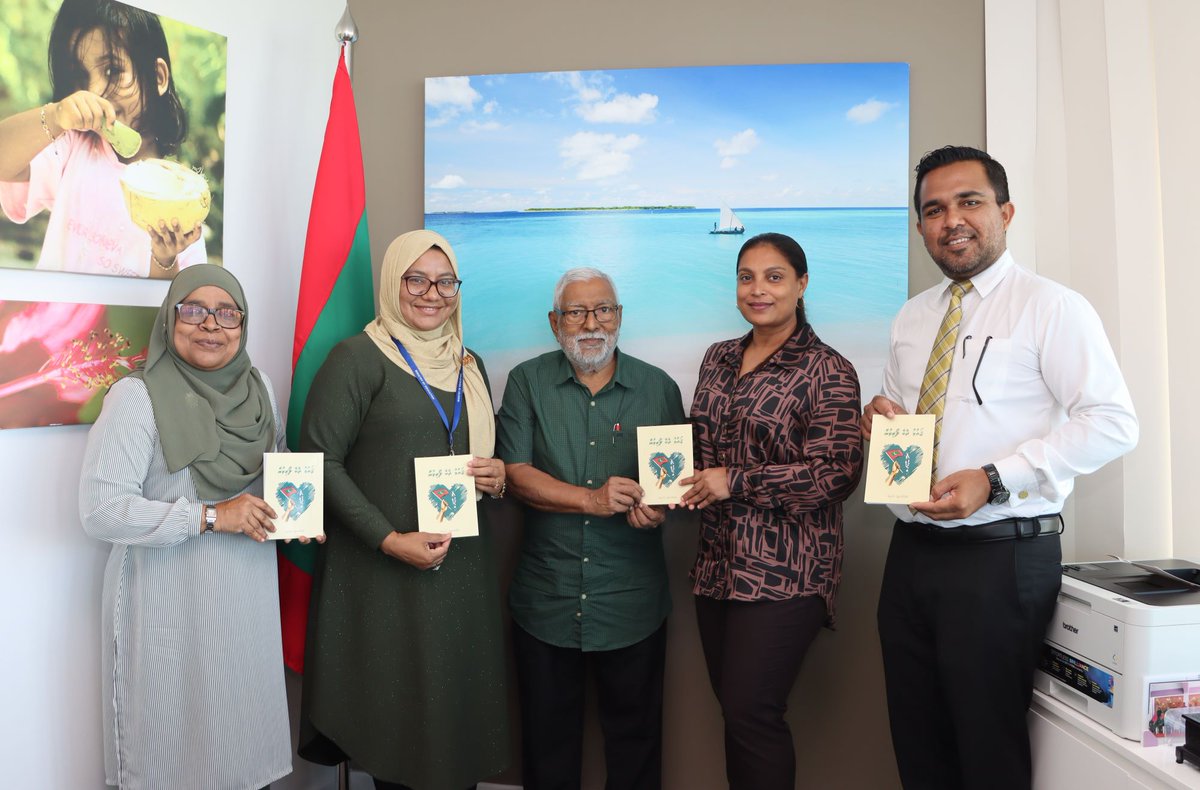 Ministry of Education (@moedumv) on Twitter photo ޢަބްދުއްރަޝީދު ޙުސައިން ލިޔުއްވާފައިވާ "ޤައުމު ދެކެ ލޯބިވުން" ފޮތް، ހ. ކުއްޅަވައްގޭ ޖާދުﷲ ޖަމީލް މިއަދު މިނިސްޓަރ <a href="/aisthly/">Aishath Ali</a> އާއި <a href="/MoEdumv/">Ministry of Education</a> އަށް ހަދިޔާކުރެއްވުން. މި ފޮތް ރާއްޖޭގެ ހުރިހާ ސްކޫލުތަކުގެ ލައިބްރަރީއަށް ހަދިޔާކުރެއްވުމަށް ވަނީ ހަމަޖެހިފައި. ޢަބްދުއްރަޝީދު ޙުސައިން ލިޔުއްވާފައިވާ "ޤައުމު ދެކެ ލޯބިވުން" ފޮތް، ހ. ކުއްޅަވައްގޭ ޖާދުﷲ ޖަމީލް މިއަދު މިނިސްޓަރ <a href="/aisthly/">Aishath Ali</a> އާއި <a href="/MoEdumv/">Ministry of Education</a> އަށް ހަދިޔާކުރެއްވުން. މި ފޮތް ރާއްޖޭގެ ހުރިހާ ސްކޫލުތަކުގެ ލައިބްރަރީއަށް ހަދިޔާކުރެއްވުމަށް ވަނީ ހަމަޖެހިފައި.