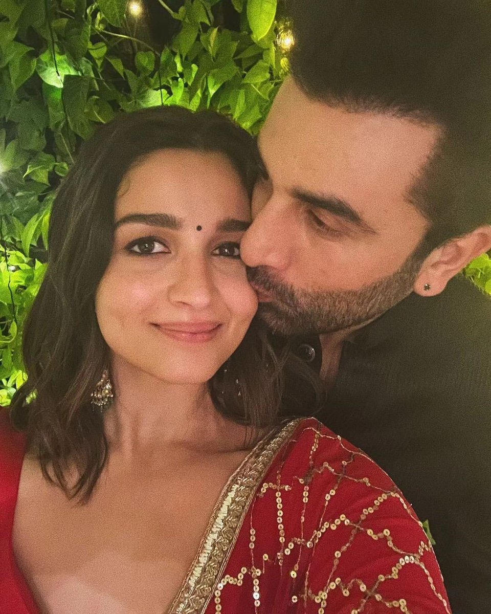Awwww.. Alia Bhatt has shared her Diwali celebration dump and we're missing Raha in it. 

#happydiwali #diwalicelebration #happydiwali2023 #festiveseason #festivevibes #festivefeels #diwali2023 #diwaligreetings #aliabhattfans #aliabhattlovers 

gujaratimidday.com/photo