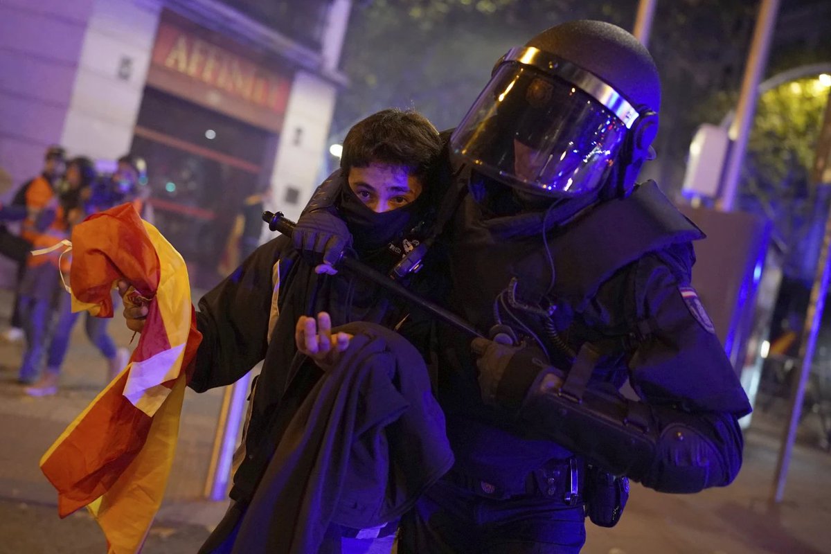 ldpsincomplejos's tweet photo. Brutal esta foto que publica Associated Press. 

No os equivoquéis: no deja mal a la Policía. Deja mal al gobierno que está traicionando a España y usa a la Policía contra su pueblo. https://t.co/2mYhrJsPsR