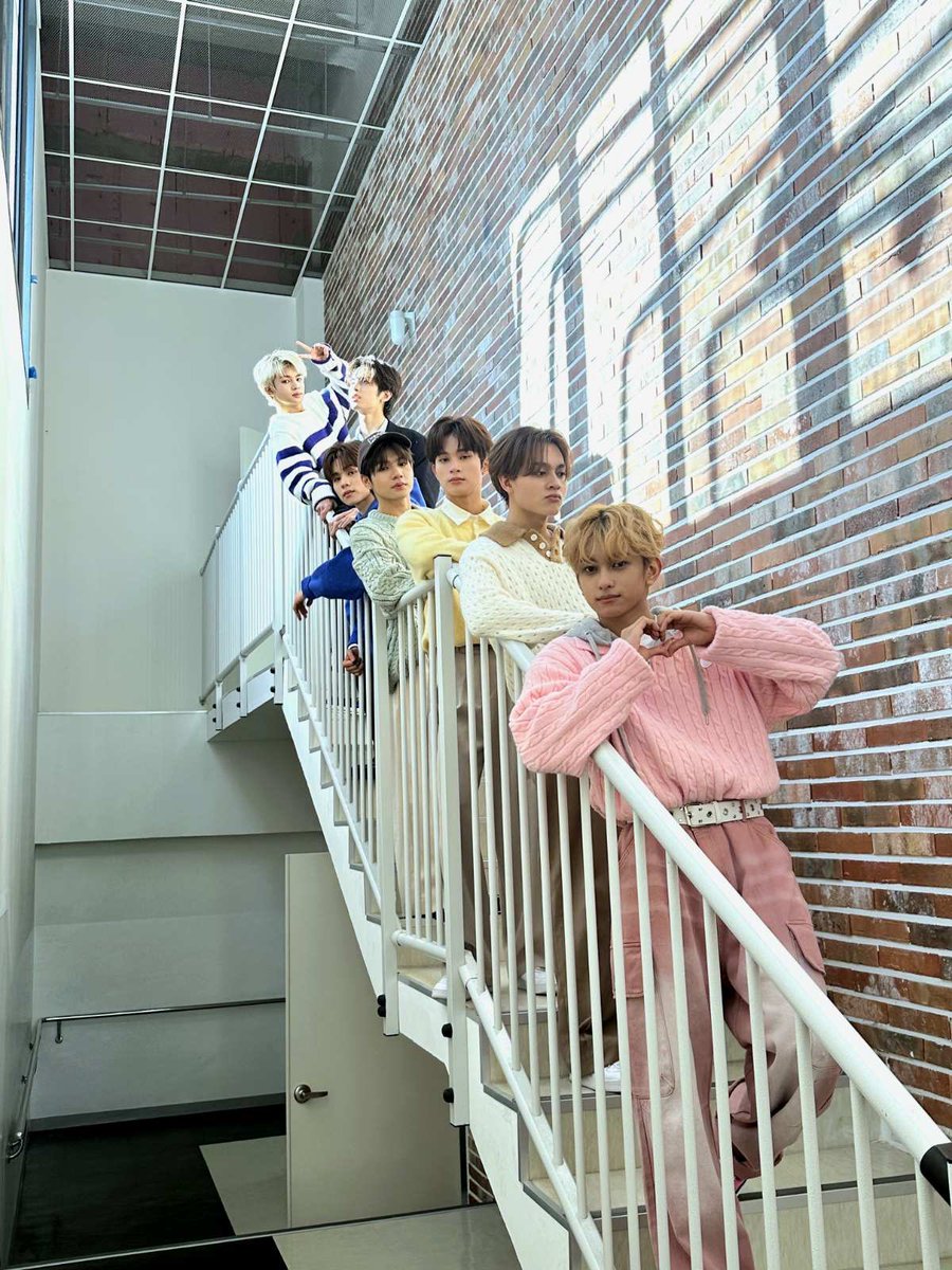 [🦊] Happy Monday 여러분!!☀️

We had so much fun performing at 세그루패션디자인고 ❤️. I hope we made your day extra special. You guys are just so cute and amazing, hearing your chants really motivate us. I hope you liked our performances!!💕

#HORI7ON #호라이즌 #WINSTON #윈스턴