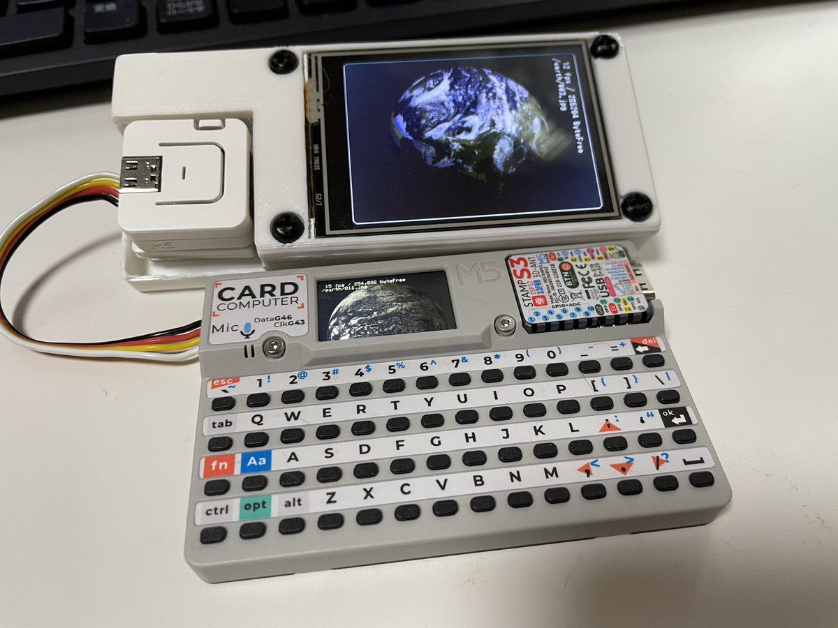 chrmlinux03's tweet image. #spresense #esp32s3 #cardcomputer #m5stamps3
新しい子の画面が小さい?ならば赤い基板で2.4Inchを外付けすれば良い👍
タッチパネルももちろん動きますです♡